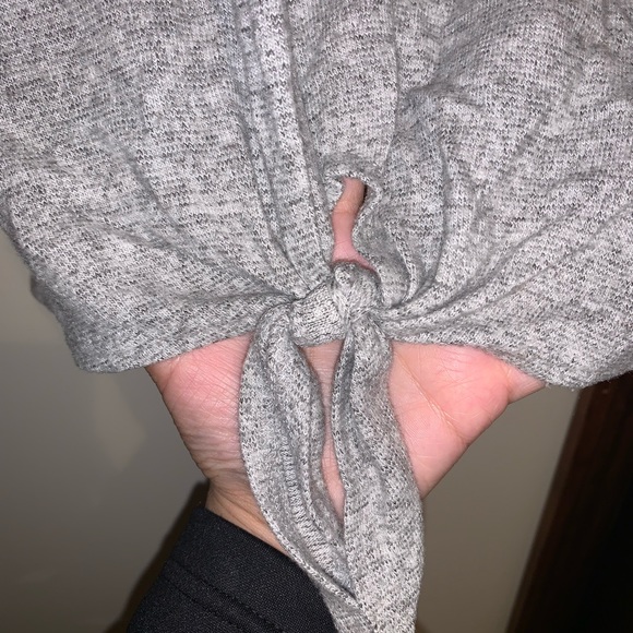 CAUTION TO THE WIND | grey front knot shirt - Picture 4 of 4